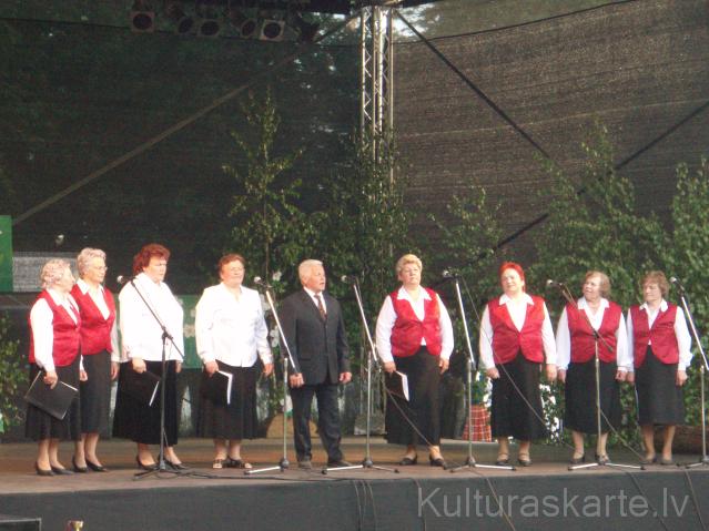 Ķeguma t/n vokālais ansamblis "Kvēlziedi" 30.05.2009. Ķeguma novada svētkos